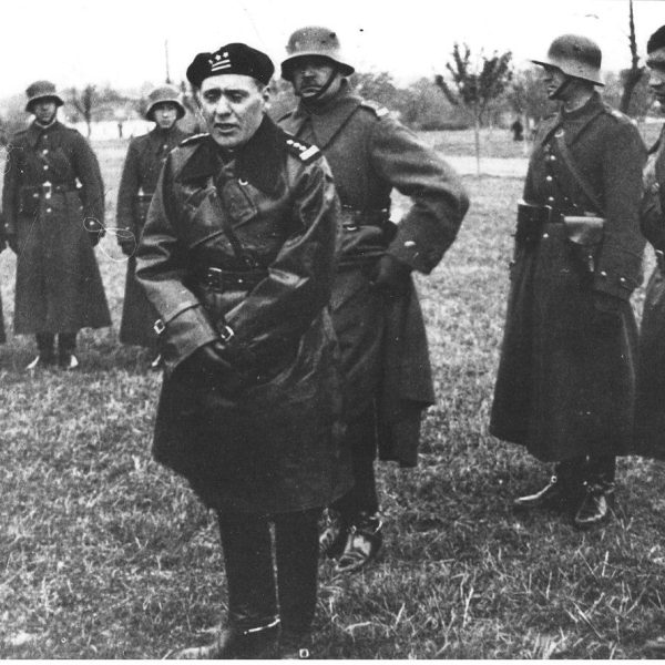 Płk Stanisław Maczek wśród żołnierzy 10 Brygady Kawalerii podczas zajmowania Zaolzia w 1938