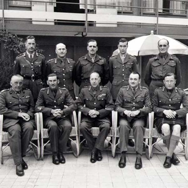Gen. Stanisław Maczek (siedzi pierwszy z lewej) pośród generałów 1 Armii Kanadyjskiej, której organizacyjnie podlegała polska brygada