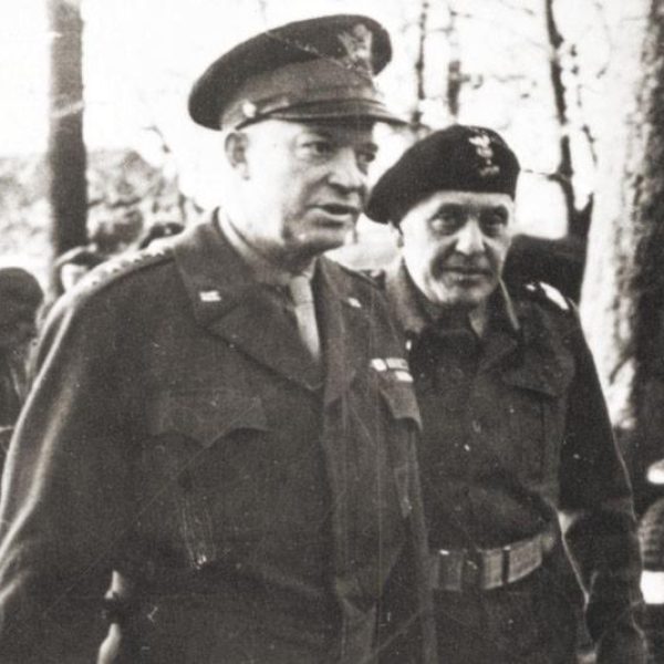 Gen. Stanisław Maczek (po prawej) towarzyszy gen. Dwightowi Eisenhowerowi podczas wizytacji oddziałów 1 Dywizji Pancernej, Holandia 1944